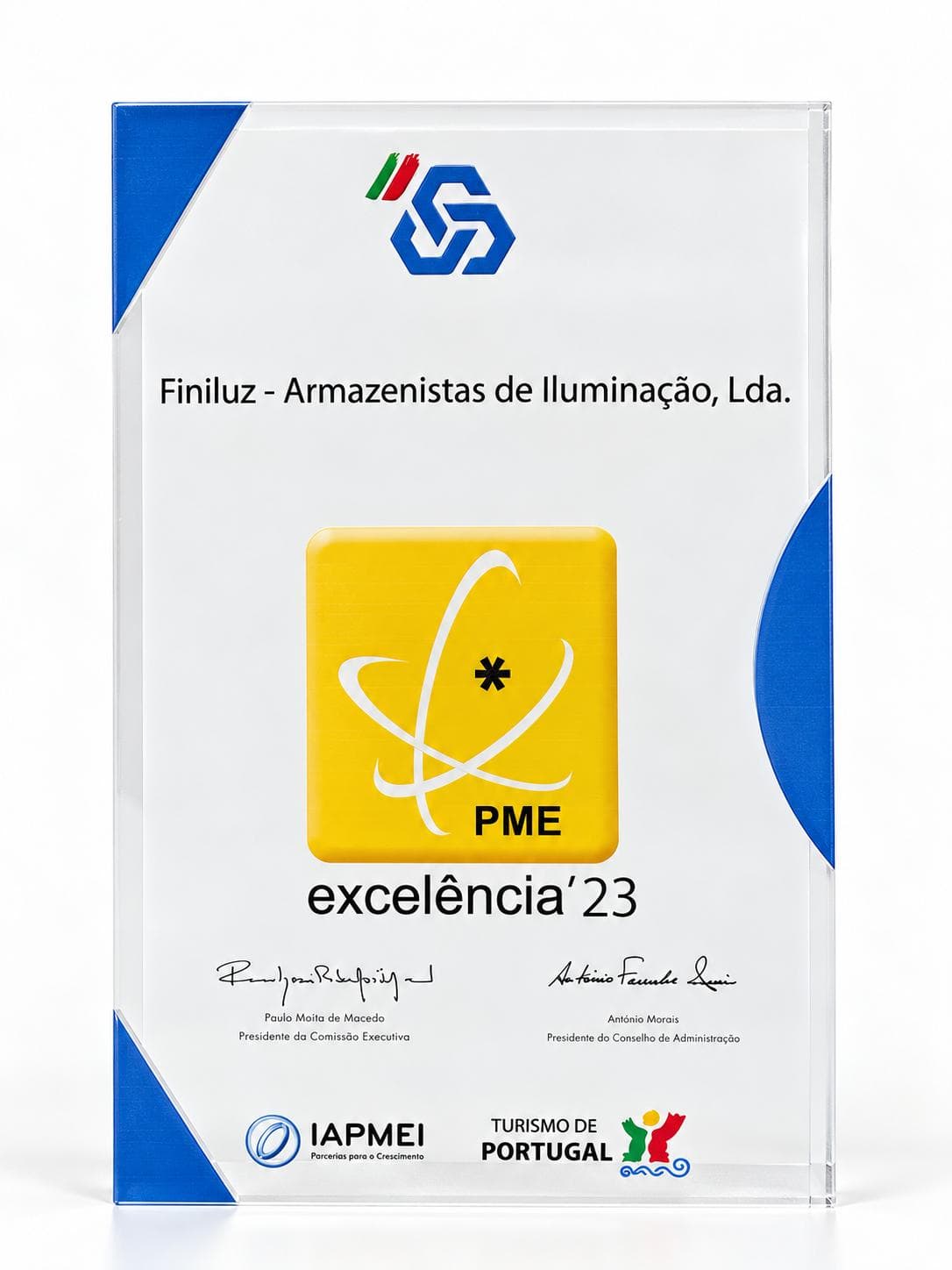 Placa de acrílico do prémio PME Excelência 2023 atribuído à Finiluz