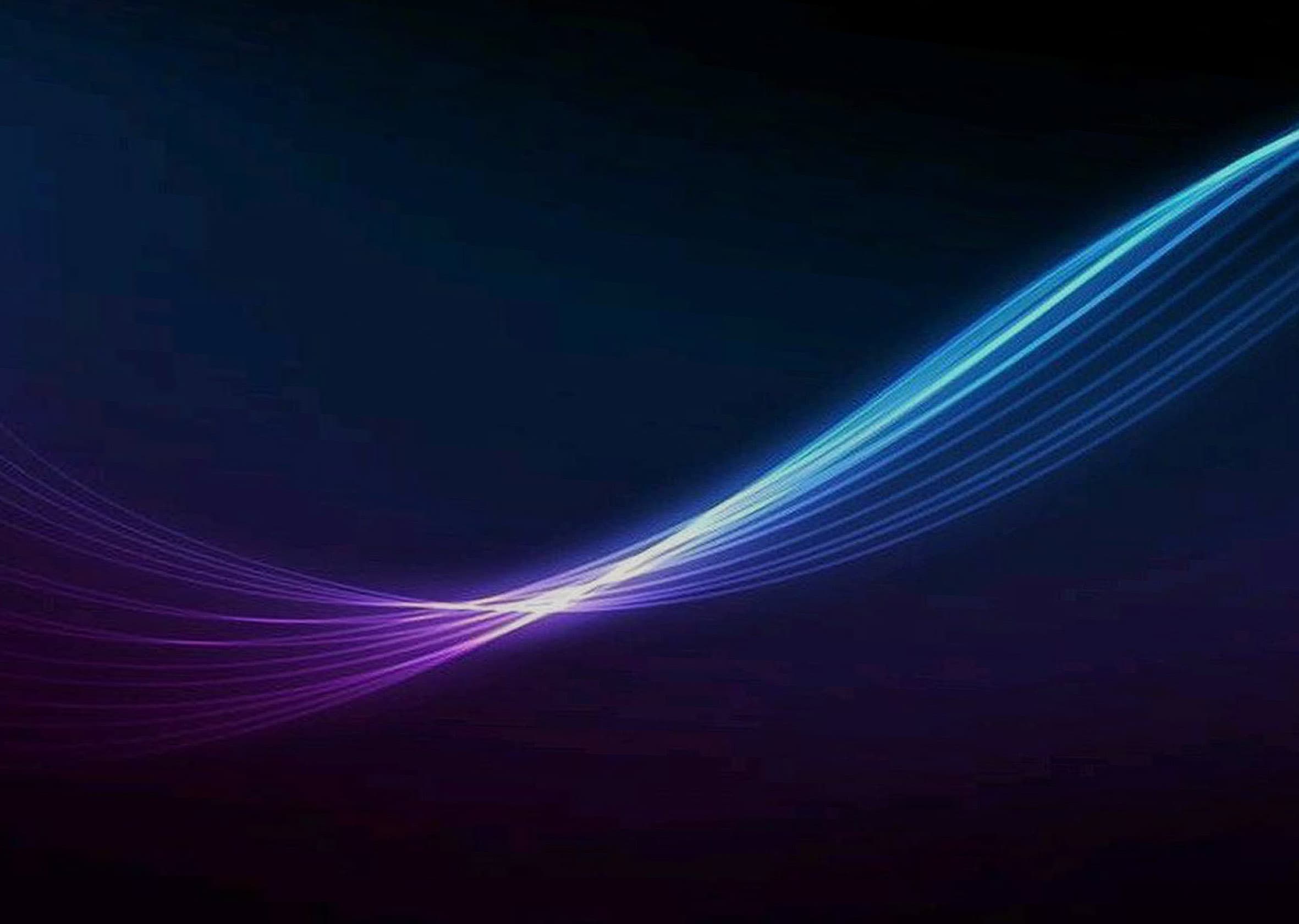 Feixes de luz azuis e violeta sobre fundo escuro